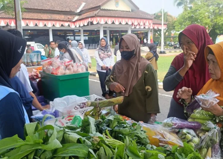 Sejumlah warga menyerbu pasar murah yang digelar di Halaman Pendopo Kabupaten Batang pada Rabu, 6 Agustus 2025. (Pemkab Batang/Lingkarjateng.id)