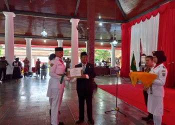 Bupati Rembang Harno mengukuhkan anggota paskibraka HUT RI di pendopo Museum RA Kartini pada Jumat, 15 Agustus 2025. (Muhammad Faalih/Lingkarjateng.id)