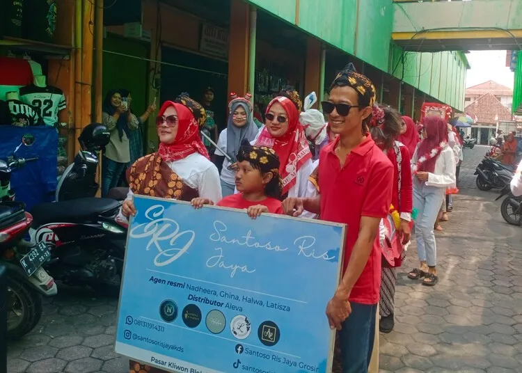Pedagang Pasar Kliwon Kudus Jeritkan Lesunya Omzet Lewat Pawai 25 Pedagang Pasar Kliwon di Kabupaten Kudus menggelar pawai pada Senin, 18 Agustus 2025. (Mohammad Fahtur Rohman/Lingkarjateng.id)