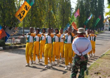 Anggota Paskibraka Kabupaten Pekalongan berlatih baris-berbaris di Alun-Alun Kajen, Jumat, 1 Agustus 2025 jelang upacara HUT RI ke-80. (Fahri Akbar/Lingkarjateng.id)
