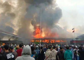 Suasana Gedung DPRD Kota Pekalongan saat terbakar dalam aksi demonstrasi, Sabtu, 30 Agustus 2025. (Fahri Akbar/Lingkarjateng.id)