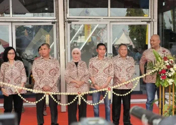 Bupati Kendal, Dyah Kartika Permanasari, didampingi Wakil Bupati Kendal beserta Forkopimda saat akan melakukan pemotongan tali sebagai simbol dibukanya Kendal Open Fair 2025 di kompleks Stadion Utama Kebondalem Kendal pada Minggu, 10 Agustus 2025. (Arvian Maulana/Lingkarjateng.id)