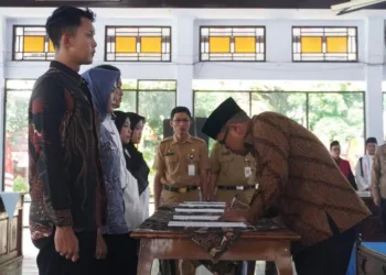 2.800 Pegawai Honorer Pemkab Batang Akan Diusulkan Jadi PPPK Paruh Waktu 32 Bupati Batang, M. Faiz Kurniawan, menandatangani SK pengangkatan PNS dan PPPK di Pendopo Kabupaten Batang pada Jumat, 29 Agustus 2025. (Pemkab Batang/Lingkarjateng.id)