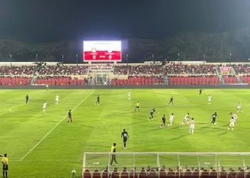 POTRET: Suasana pertandingan sepak bola di Stadion Gelora Bumi Kartini Jepara. (Tomi Budianto/Lingkarjateng.id)