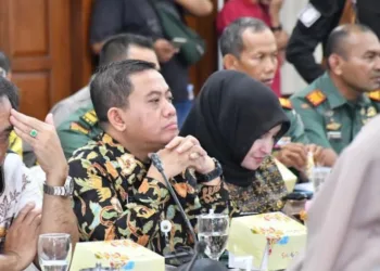 Pemkab Pekalongan Dorong Percepatan Pembentukan Satgas MBG 30 Bupati Pekalongan Fadia Arafiq (kanan) bersama Wakil Bupati Pekalongan Sukirman (kiri) mengikuti Rakor Percepatan Program Makan Bergizi Gratis di Gedung Gradhika Bhakti Praja, Semarang, Kamis, 31 Juli 2025. (Prokopim Kabupaten Pekalongan/Lingkarjateng.id)