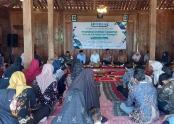 Wakil Bupati Rembang Hanies Cholil Barro’ saat menghadiri acara pelatihan herbal keluarga di Joglo Tani, Desa Dadapan, Kabupaten Rembang pada Senin, 5 Agustus 2025. (Muhammad Faalih/Lingkarjateng.id)