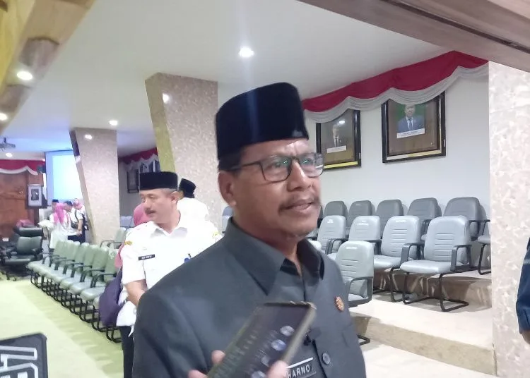 Pemkab Rembang Tak Naikkan Pajak, Tapi Rencanakan Hapus Tunggakan PBB-P2 25 Bupati Rembang Harno saat diwawancarai awak media di Gedung Paripurna pada 14 Agustus 2025. (Muhammad Faalih/Lingkarjateng.id)