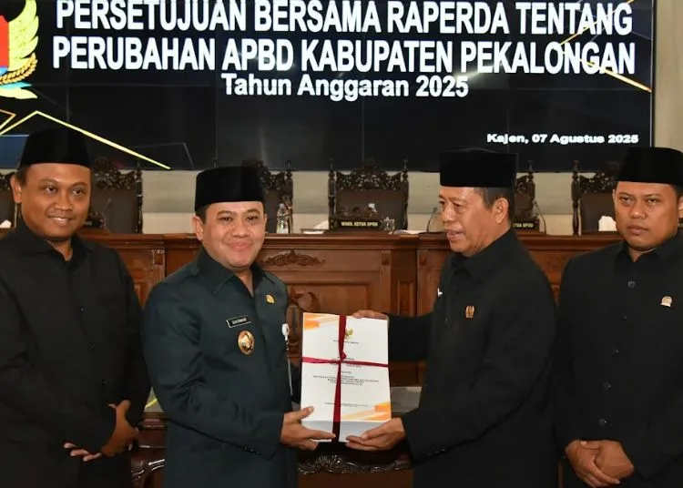 Pemkab dan DPRD Pekalongan Sahkan Perubahan APBD 2025 25 Wakil Bupati Pekalongan, Sukirman, menyerahkan dokumen Perubahan APBD 2025 kepada Ketua DPRD Kabupaten Pekalongan dalam rapat paripurna di Gedung DPRD, Kamis, 7 Agustus 2025. (Fahri Akbar/Lingkarjateng.id)