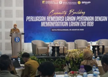 Wakil Wali Kota Pekalongan Balgis Diab membuka kegiatan Capacity Building Perluasan Remediasi Lahan Pertanian di Hotel Howard Johnson, Senin, 25 Agustus 2025. (Fahri Akbar/Lingkarjateng.id)