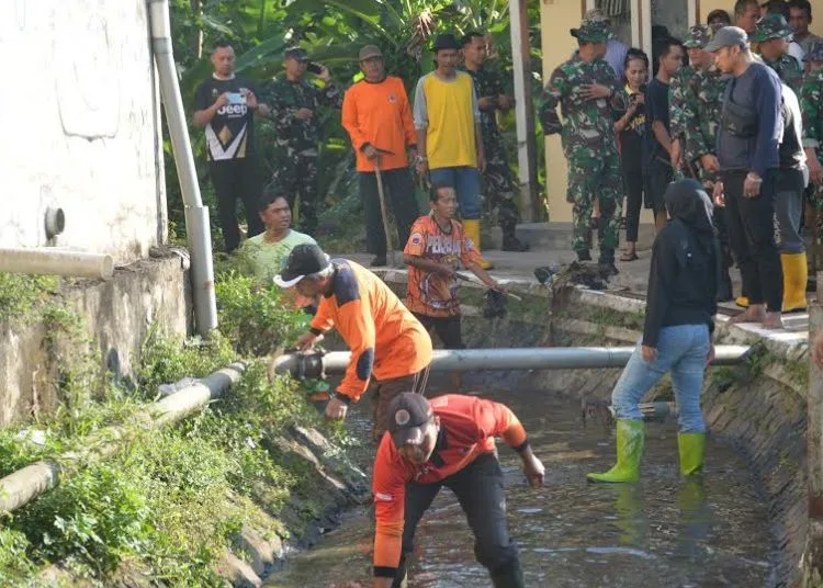 Pemkot Salatiga Gandeng TNI Lestarikan Ekosistem Air Lewat Aksi Jaga Tirta 25 BERSIH-BERSIH: Pemerintah Kota Salatiga bersama TNI membersihkan aliran sungai di lingkungan RW 7, Turusan, Salatiga, pada Jumat, 1 Agustus 2025. (Prokompim Setda Salatiga/Lingkarjateng.id)