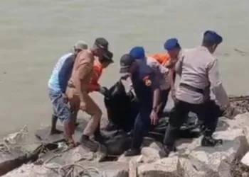 Tim gabungan saat mengevakuasi mayat ASN perempuan di Pantai Tasikagung, Kabupaten Rembang, pada Senin, 11 Agustus 2025. (Vicky Rio/Lingkarjateng.id)