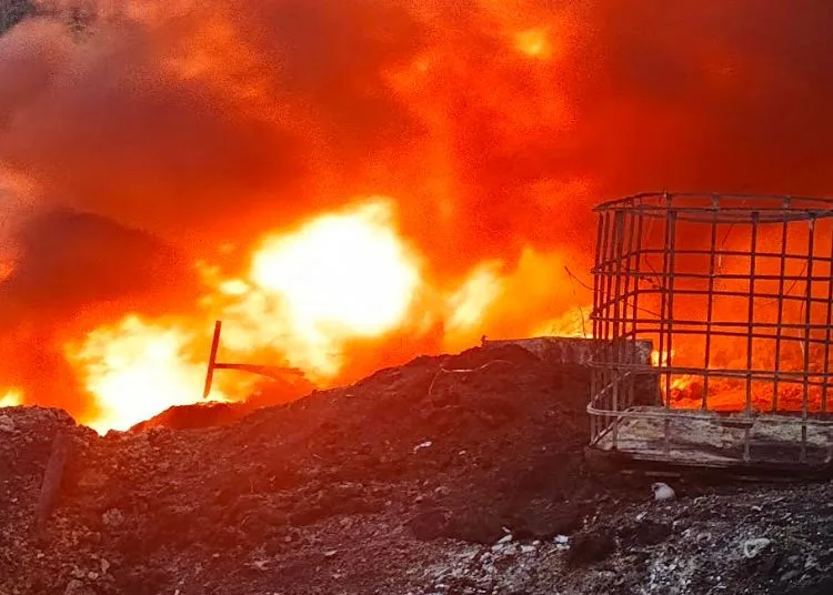 Pemadaman Kebakaran Sumur Minyak di Blora Terkendala Hal Ini 25 MEMBARA: Kobaran api sumur minyak ilegal di Desa Gandu, Kecamatan Bogorejo, Kabupaten Blora masih belum dapat diketahui hingga Selasa, 19 Agustus 2025. (Eko Wicaksono/Lingkarjateng.id)