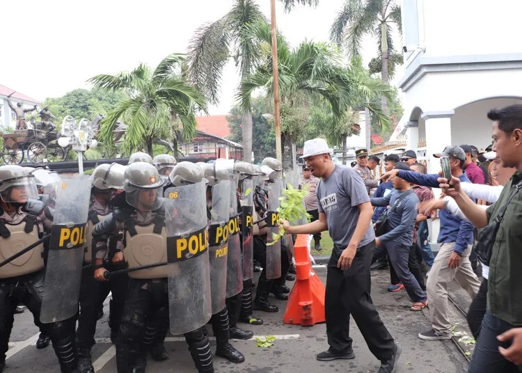 Ratusan Personel Polres Kendal Latihan Pengamanan Demo Anarkis, Begini Skenarionya 25 Ratusan personel Polres Kendal saat latihan pemeliharaan kemampuan pengamanan unjuk rasa anarkis di Gedung DPRD dan Kantor Pemerintah Kabupaten (Pemkab) Kendal pada Jumat, 22 Agustus 2025. (Polres Kendal/Lingkarjateng.id)