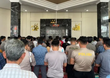 Jajaran Polres Kendal bersama warga menggelar sholat ghaib untuk almarhum Affan Kurniawan di Masjid Al-Mukmin Mapolres Kendal pada Jumat, 29 Agustus 2025. (Polres Kendal/Lingkarjateng.id)