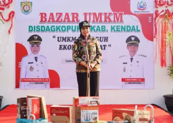 Promosi UMKM Kendal, Disdagkop UKM Gelar Bazar di Stadion Kebondalem 32 Bupati Kendal Dyah Kartika Permanasari saat membuka Bazar UMKM di Halaman Stadion Utama Kebondalem pada Sabtu, 23 Agustus 2025. (Unggul Priambodo/Lingkarjateng.id)