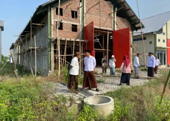 Bupati Kudus, Sam’ani Intakoris, saat meninjau langsung lokasi proyek SIHT yang mangkrak di Desa Keling, Kecamatan Jekulo, Kabupaten Kudus, pada Kamis, 7 Agustus 2025. (Mohammad Fahtur Rohman/Lingkarjateng.id)