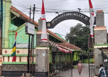 POTRET: Tampak depan Puskesmas Weleri I Kabupaten Kendal. (Arvian Maulana/Lingkarjateng.id)