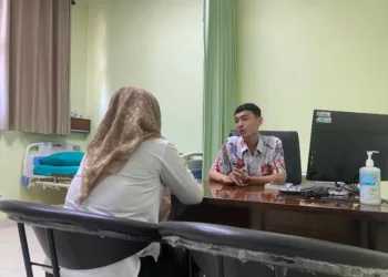 KONSULTASI: Seorang pasien tengah berkonsultasi di layanan psikologi RSUD dr. Loekmono Hadi Kudus. (Fahtur Rohman/Lingkarjateng.id)