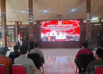 Bupati Semarang, Ngesti Nugraha, menyampaikan arahan dalam rapat koordinasi bersama camat dan kepala desa terkait pembatalan penyesuaian NJOP di Pendopo Rumah Dinas Bupati, Ungaran, pada Jumat, 15 Agustus 2025. (Hesty Imaniar/Lingkarjateng.id)