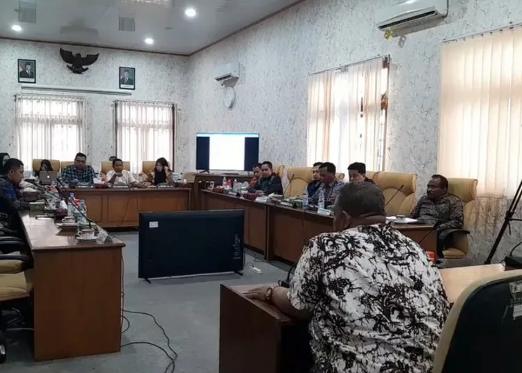 Diperiksa Pansus DPRD Pati, 3 Camat Bantah Usulkan Kenaikan PBB 250 Persen 25 Suasana rapat pansus hak angket terkait kebijakan Bupati Pati, Sudewo, di Gedung DPRD Pati pada Selasa, 19 Agustus 2025. (Mutia Parasti/Lingkarjateng.id)