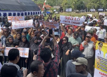 Ratusan warga Kecamatan Sukolilo menggelar aksi damai untuk menyatakan dukungan kepada Bupati Pati, Sudewo, pada Minggu, 24 Agustus 2025. (Mohammad Fahtur Rohman/Lingkarjateng.id)