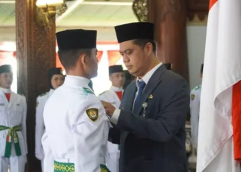 Bupati Jepara, Witiarso Utomo, saat mengukuhkan 30 anggota Paskibra di Pendopo R.A. Kartini, pada Kamis, 14 Agustus 2025. (Tomi Budianto/Lingkarjateng.id)