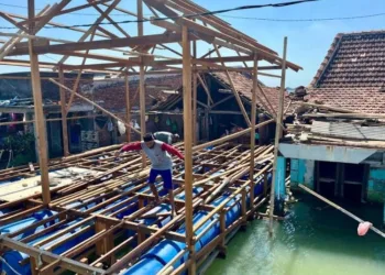 ILUSTRASI: Pembangunan rumah apung di daerah terdampak rob Kabupaten Demak. (M. Burhanuddin Aslam/Lingkarjateng.id)