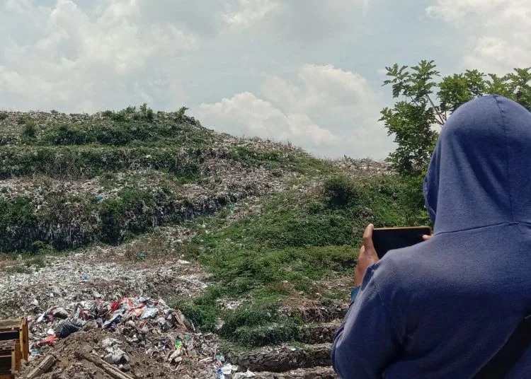 Warga Sekitar TPA Ngronggo Salatiga Tuntut Lingkungan Sehat 25 Seorang warga mengambil gambar ribuan ton sampah yang ditumpuk di salah satu sudut tempat pembuangan akhir (TPA) Ngronggo, Kumpulrejo, Argomulyo, Salatiga, baru-baru ini. (Angga Rosa/Lingkarjateng.id)