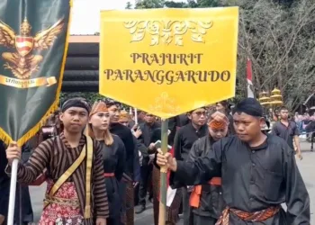 KIRAB: Barisan prajurit Paranggarudo dalam kirab boyongan hari jadi ke-702 Pati pada Jumat, 7 Agustus 2025. (Lingkar Network/Lingkarjateng.id)