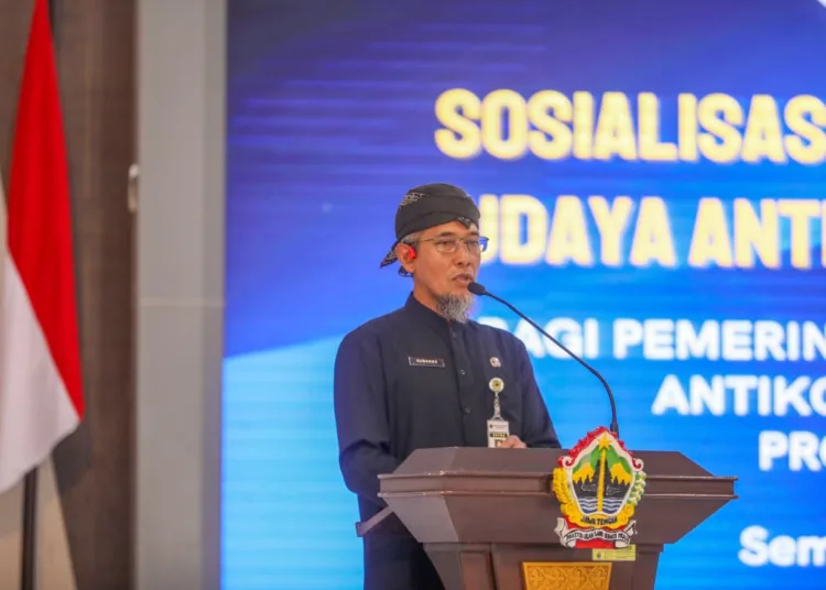 Sekda Jawa Tengah, Sumarno, saat membuka kegiatan Sosialisasi Penguatan Integritas, Budaya Antikorupsi, dan Gratifikasi yang digelar oleh Forum Penyuluh Antikorupsi dan Perpakinas Provinsi Jawa Tengah di Wisma Perdamaian, Semarang, pada Kamis, 21 Agustus 2025. (Pemprov Jateng/Lingkarjateng.id)