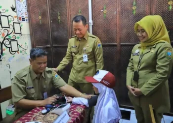 MENINJAU: Bupati Kudus Sam’ani Intakoris (tengah) meninjau pelaksanaan program cek kesehatan gratis di SD Negeri 1 Cendono, Kecamatan Dawe, Kabupaten Kudus, Senin, 4 Agustus 2025. (Nisa Hafizhotus Syarifa/Lingkarjateng.id)