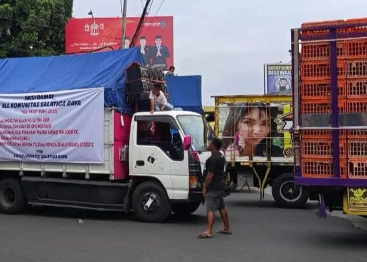 Sopir Truk di Salatiga Minta Aturan Zero ODOL Dibarengi Solusi Nyata 25 DEMO: Salah satu truk dipasangi spanduk bertuliskan aspirasi sopir yang menolak aturan zero ODOL saat demo di Kecamatan Tingkir, Kota Salatiga pada 19 Juni 2025. (Angga Rosa/Lingkarjateng.id)