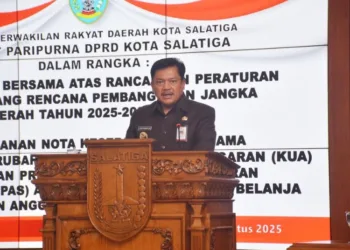 Wali Kota Salatiga Robby Hernawan dalam Rapat Paripurna DPRD Kota Salatiga terkait penandatanganan nota kesepakatan perubahan KUA PPAS APBD Tahun 2025 di Ruang Bhineka Tunggal Ika Kantor DPRD, Senin, 4 Agustus 2025. (Prokompim Setda Salatiga/Lingkarjateng.id)