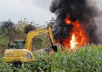 Alat berat ekskavator membantu pemadaman api di sumur minyak yang meledak di Desa Gandu, Kecamatan Bogorejo, Kabupaten Blora, Senin, 18 Agustus 2025. (Eko Wicaksono/Lingkarjateng.id)