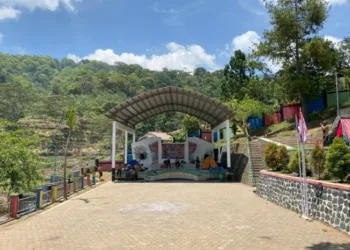 UNJUK KETERAMPILAN: Tampak anak pramuka sedang unjuk keterampilan di panggung terbuka wisata Taman Ria Colo, Desa Colo, Kecamatan Dawe, Kabupaten Kudus. (Disbudpar Kudus/Lingkarjateng.id)