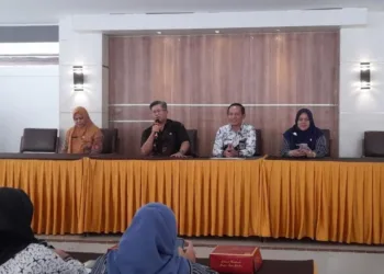 PELATIHAN: Para narasumber pelatihan digital marketing bagi pelaku UMKM di Aula Kecamatan Weleri, Kabupaten Kendal pada Selasa 19 Agustus 2025. (Arvian Maulana/Lingkarjateng.id)