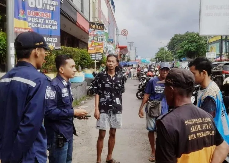 Tarif Parkir di Kota Pekalongan Naik, Ini Rincian Tiap Jenis Kendaraannya 25 ILUSTRASI: Petugas Dinas Perhubungan (Dishub) Kota Pekalongan memberikan pengarahan kepada juru parkir. (Fahri Akbar/Lingkarjateng.id)