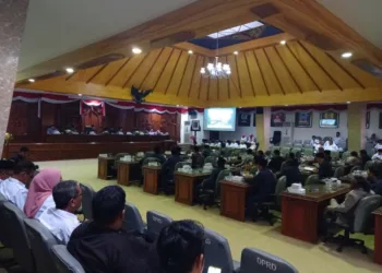 RAPAT: Suasana rapat paripurna DPRD Rembang. (Muhammad Faalih/Lingkarjateng.id)