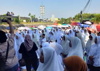 DOA BERSAMA: Para korban banjir menggelar doa bersama di area tanggul Kali Bodri, Desa Kebonharjo, Kecamatan Patebon, Kabupaten Kendal pada Jumat, 1 Agustus 2025. (Arvian Maulana/Lingkarjateng.id)