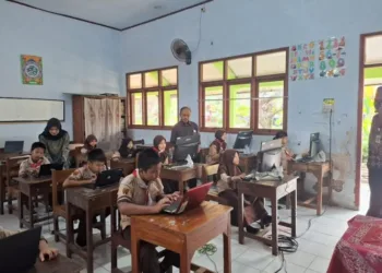 ILUSTRASI: Siswa-siswi sekolah dasar di Kabupaten Pekalongan mengikuti kegiatan belajar mengajar di kelas. (Fahri Akbar/Lingkarjateng.id)