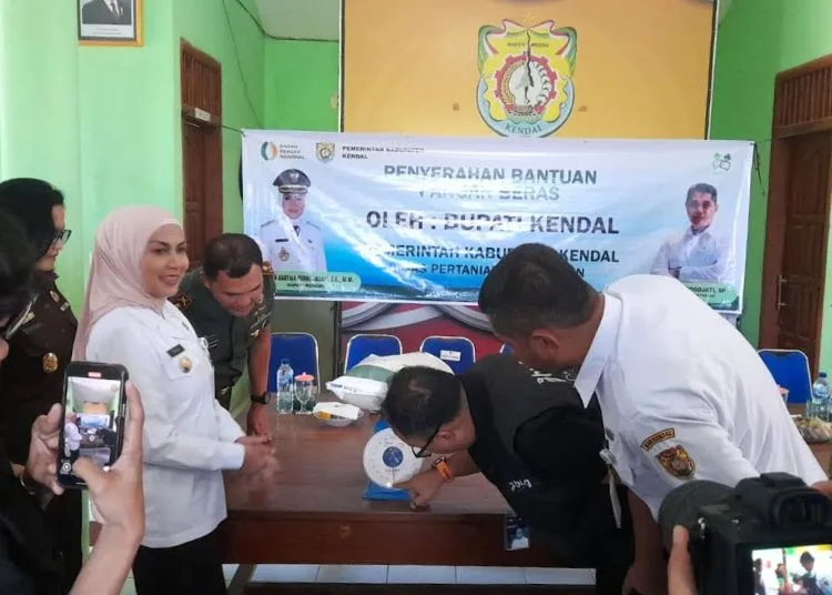 Usai Bantuan Beras, Pemkab Kendal Rencanakan Operasi Pasar Murah 25 Bupati Kendal Dyah Kartika Permanasari mengecek kuantitas sampel beras bantuan pangan yang disalurkan ke Desa Ngawensari, Kecamatan Ringinarum, Rabu, 6 Agustus 2025. (Arvian Maulana/Lingkarjateng.id)