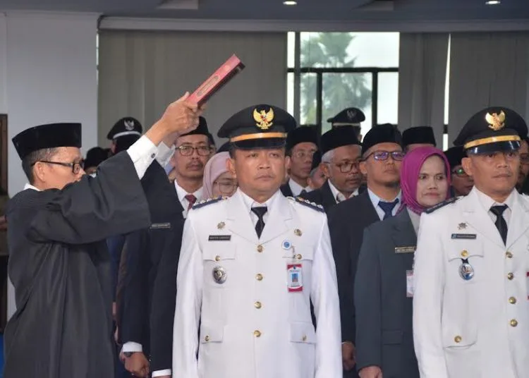 Wali Kota Salatiga Perdana Lantik 170 Pejabat Struktural hingga Fungsional 25 SUMPAH JABATAN: Ratusan ASN Pemkot Salatiga mengucapkan sumpah saat dilantik untuk menduduki jabatan yang baru oleh Wali Kota Salatiga di Ruang Kaloka, Jumat, 29 Agustus 2025. (Dok.Prokompim Setda Salatiga/Lingkarjateng.id)