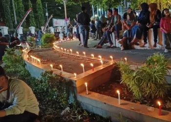 warga menyalakan lilin disekitar alun alun pati (fb patinews)