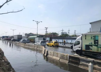 Yah, Jalan Pantura Demak-Semarang Kembali Tergenang Rob 27 ROB: Kendaraan roda empat melintas di Jalan Pantura Demak-Semarang yang tergenang banjir rob pada Kamis, 14 Agustus 2025. (M. Burhanuddin Aslam/Lingkarjateng.id)