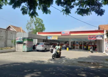Salah satu toko modern yang ada di Kabupaten Rembang. (Muhammad Faalih/Lingkarjateng.id)