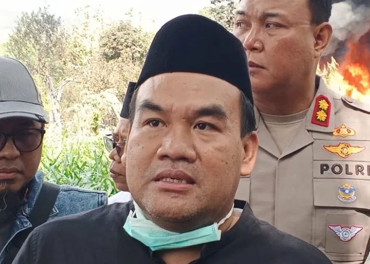 Makan Korban Jiwa, Bupati Blora Sayangkan Aktifitas Sumur Minyak Ilegal 25 Bupati Blora Arief Rohman meninjau langsung lokasi kebakaran akibat sumur minyak ilegal di Dukuh Gendono, Desa Gandu, Kecamatan Bogorejo, Blora, Senin, 18 Agustus 2025. (Eko Wicaksono/Lingkarjateng.id)