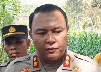 Kapolres Blora AKBP Wawan Andi Susanto di lokasi kejadian kebakaran sumur minyak ilegal, Dukuh Gendono, Desa Gandu, Kecamatan Bogorejo, Blora, Senin, 18 Agustus 2025. (Eko Wicaksono/Lingkarjateng.id)
