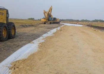 Akses jalan menuju proyek pemboran di Desa Mendenrejo, Kecamatan Kradenan, Kabupaten Blora, selesai dikerjakan, Senin, 4 Agustus 2025. (Hanafi/Lingkarjateng.id)