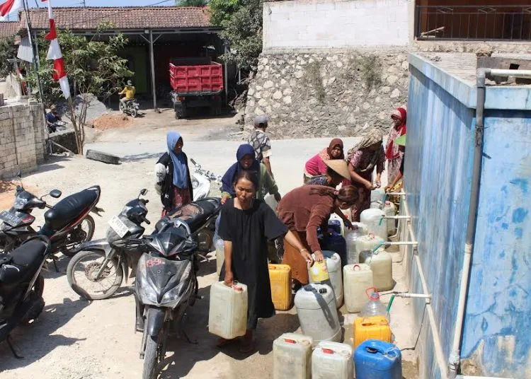 Awal Musim Kemarau, 2 Kecamatan di Blora Ini Berpotensi Alami Kekeringan 25 Warga di Blora mengambil air dari penampungan air sumur tahun lalu. (Dok. BPBD Blora)