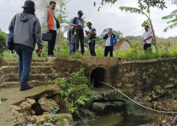 Tim dari Cabang Dinas ESDM Wilayah Kendeng Selatan, Blora meninjau Dukuh Gendono, Desa Gandu, Kecamatan Bogorejo, Blora. (Eko Wicaksono/Lingkarjateng.id)